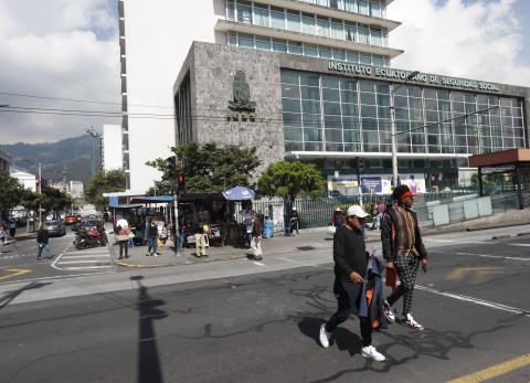 Pagos del IESS avanzan, pero prestadores dicen que cubren solo parte de la deuda