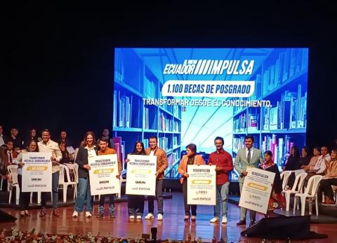 Daniel Noboa entreg&oacute; becas y viviendas en Cuenca, pero no habl&oacute; de Loma Larga