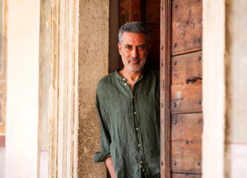 ¿De qué se trata 'El aniversario', la polémica novela que divide a Italia?