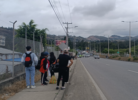 Protesta en autopista Cuenca–Azogues deja detenidos por bloqueo y quema de llantas