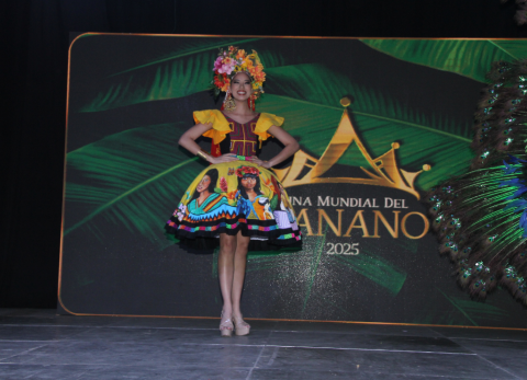 Reina Mundial del Banano: Ramiro González gana Mejor Traje Típico inspirado en Panamá