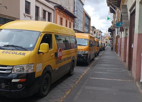 Transportistas escolares de Cuenca advierten con paralizaci&oacute;n
