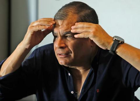 Rafael Correa exige la expulsi&oacute;n de dos alcaldes de la RC5 por apoyar a Noboa