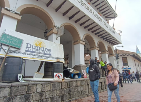 Activistas entregan basura del proyecto Loma Larga en la Gobernaci&oacute;n del Azuay