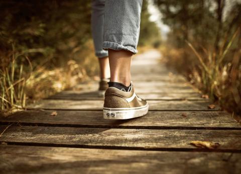 &iquest;Por qu&eacute; las personas caminan con las manos en la espalda? Esto dice la psicolog&iacute;a