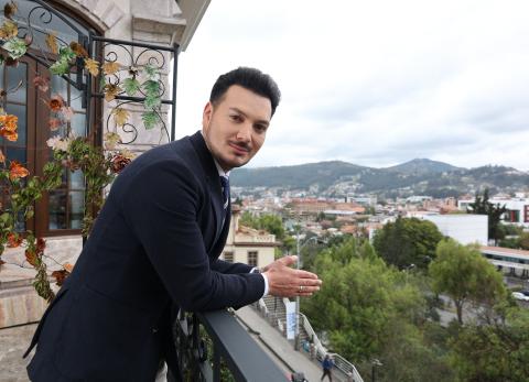 Wilo Prado: el periodista cuencano que conquista TikTok con las noticias