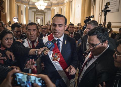 Presidente interino de Perú pide a las fuerzas armadas volver a pacificar el país