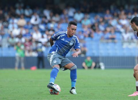 Emelec confirma la salida del peruano Christian Cueva del equipo