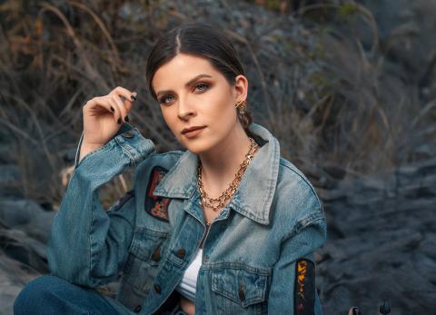 Belén Neumeister: la artista que pinta emociones sobre vidrio