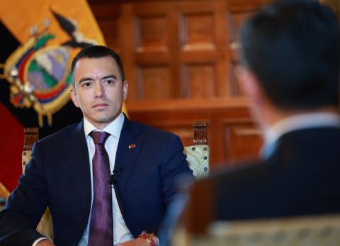 Alguien le hace cometer a Noboa las más torpes equivocaciones