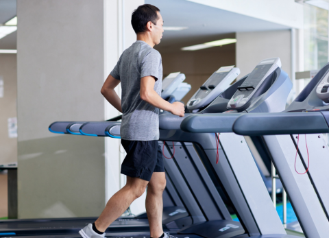 Caminar hacia atr&aacute;s: descubre sorprendentes beneficios para tu cuerpo y mente