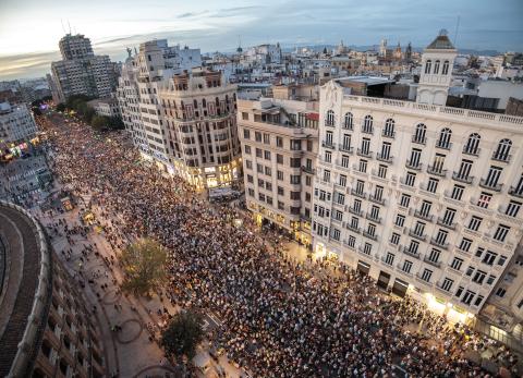 Protesta masiva en Valencia pide dimisión de líder tras inundaciones mortales
