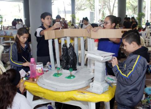 Esculturas inspiradas en íconos urbanos destacan compromiso ambiental estudiantil