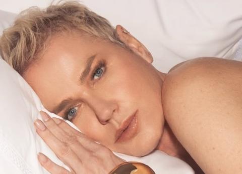Xuxa posa en topless por los diez años de la revista Wow