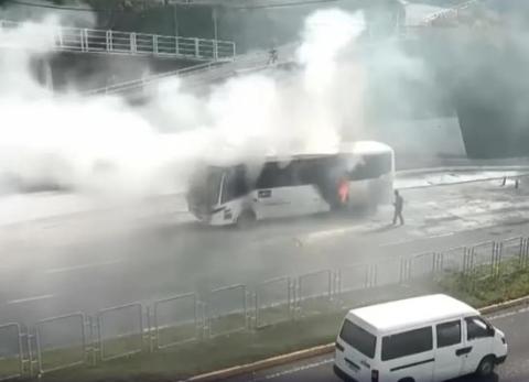 Hubo cierre total en la Simón Bolívar de Quito por incendio de bus este lunes