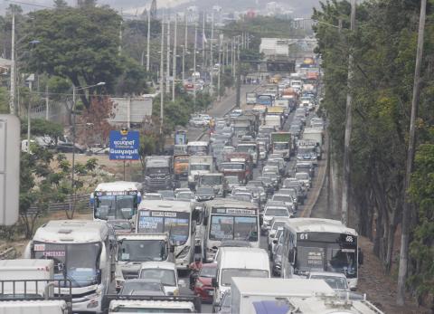 Sin vías alternas, vía a la costa se asfixia sola