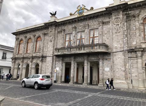 Tinajero denuncia retrasos en transferencias: deuda del Gobierno afecta a Latacunga