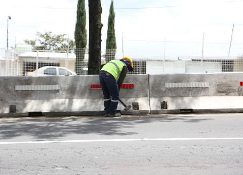 Instalan barreras de hormig&oacute;n en Sim&oacute;n Bol&iacute;var: Seguridad vial reforzada en Quito