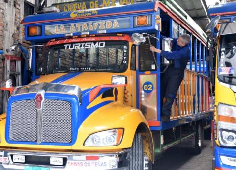 Encapuchados armados asaltan una chiva en el suroriente de Quito