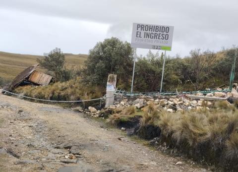 Empresa minera coloca letreros de advertencia en Quimsacocha