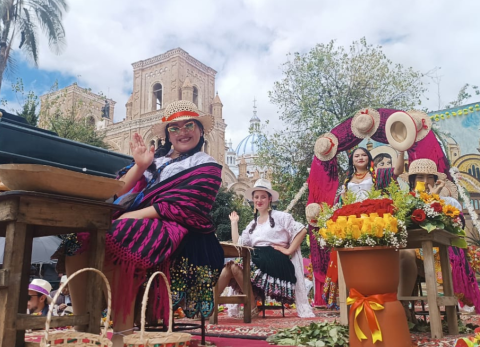 Festividades de Cuenca se abren con la algarabía y colorido de los estudiantes