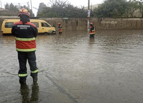 Fuertes lluvias dejan ocho ni&ntilde;os atrapados en buseta en Quito