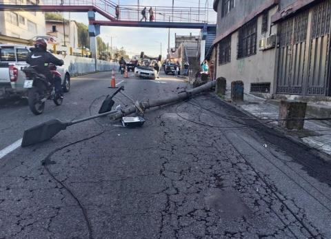 Dos accidentes de tr&aacute;nsito marcan el inicio del feriado en Quito; hay un fallecido