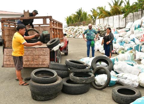 Contaminaci&oacute;n en el Golfo de Guayaquil: pescadores recolectaron desechos pl&aacute;sticos
