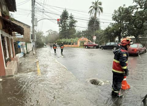 Lluvias y tormentas el&eacute;ctricas se mantendr&aacute;n durante el feriado en Quito