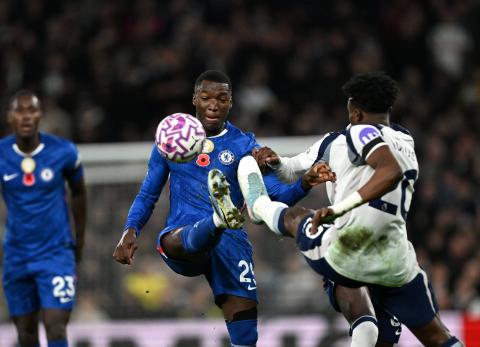 Mois&eacute;s Caicedo brilla en victoria del Chelsea ante Tottenham en el derbi de Londres