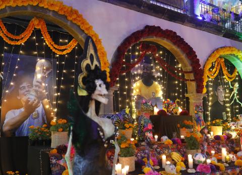 Pel&eacute; y Maradona, homenajeados en un altar de muertos mundialista en M&eacute;xico