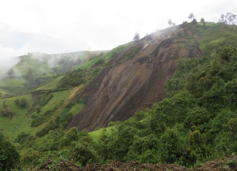 Lodo y piedras afectan v&iacute;as y casas en Riobamba