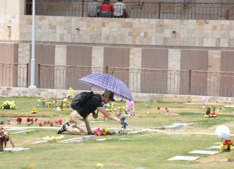 IESS cubre hasta $1.437 por funeral: gu&iacute;a paso a paso