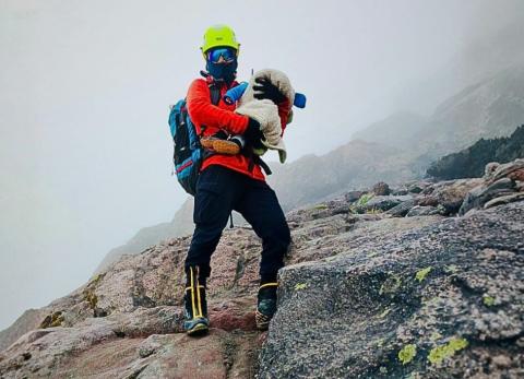 Bomberos rescatan a beb&eacute; expuesto al fr&iacute;o extremo en el nevado Cayambe