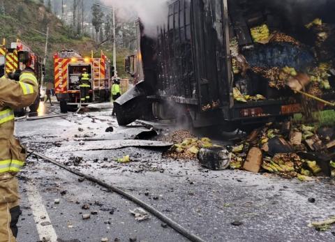Cami&oacute;n se incendia en av. Sim&oacute;n Bol&iacute;var y causa alarma en Quito