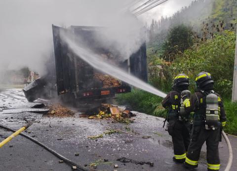 Se habilita la avenida Sim&oacute;n Bol&iacute;var tras incendio de un cami&oacute;n