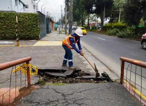 Retiran puente peatonal en la 10 de Agosto | Quito: cierres nocturnos y desv&iacute;os