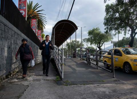 Paradas abandonadas en Galo Plaza generan inseguridad y malos olores en Quito