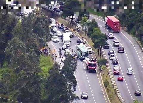 Quito: Choque m&uacute;ltiple en la Ruta Viva y Sim&oacute;n Bol&iacute;var causa cierre vial