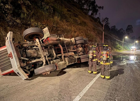 Volcamiento de tanquero en Av. Sim&oacute;n Bol&iacute;var genera derrame de brea en Gualo