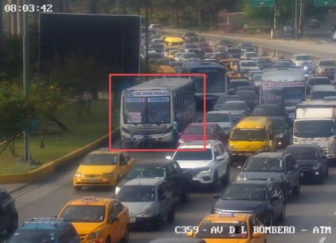 V&iacute;a a la costa: Intensa congesti&oacute;n vehicular por bus da&ntilde;ado en la avenida del Bombero