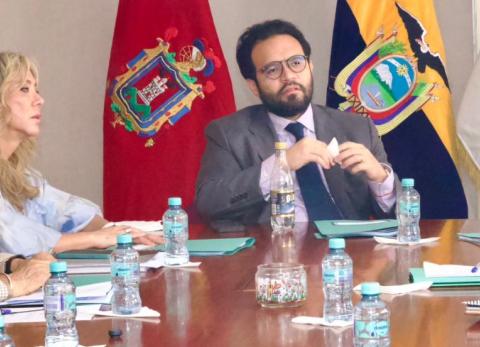 A pesar de todo, Edgar Lama queda m&aacute;s atornillado al IESS