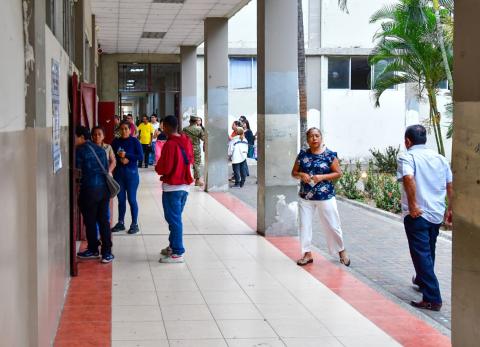 Refer&eacute;ndum 2025: poca presencia de votantes en el Colegio Nacional Guayaquil