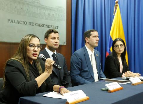 Ministros de Noboa hacen campa&ntilde;a por el &quot;S&iacute;&quot; en pleno silencio electoral