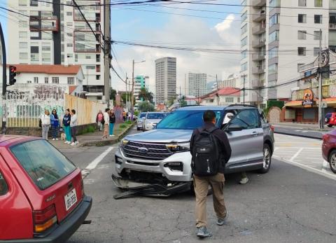 Quito empieza la semana con dos accidentes de tr&aacute;nsito que dejan heridos