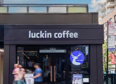 La cadena china de cafeter&iacute;as Luckin Coffee planea volver a cotizar en EE. UU.