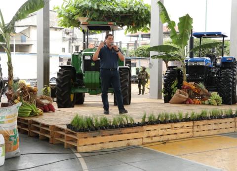 Danilo Palacios sali&oacute; del Ministerio de Agricultura dejando pendientes