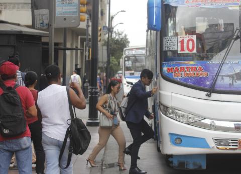 Vendedores en buses de Guayaquil: Regularizar es el pedido de agrupaci&oacute;n al Municipio