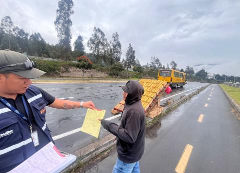 Retiro de ventas en la Ruta Viva y Sim&oacute;n Bol&iacute;var marca nueva fase de control en Quito