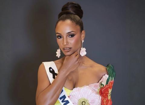 Miss Jamaica sufre ca&iacute;da en Miss Universe 2025: Revelan su estado de salud